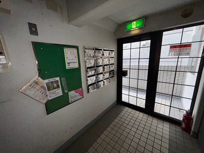 物件外観写真5　(エントランス部分)