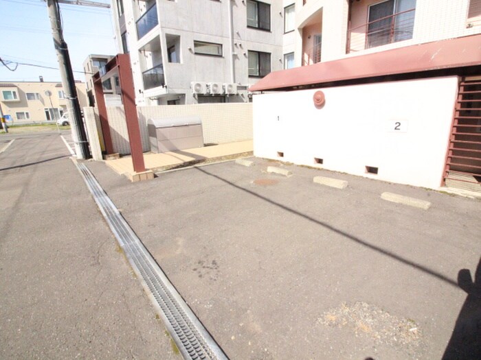 物件外観写真4　(駐車場)