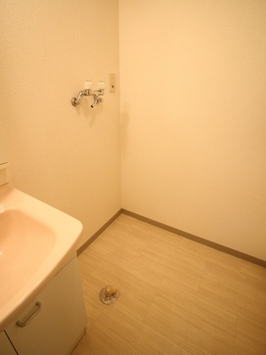 物件内観写真18　(洗濯機置場)