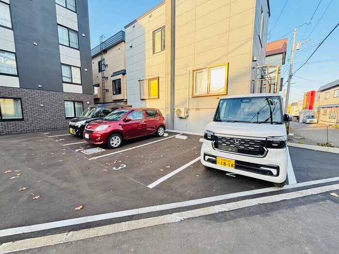 物件外観写真2　(駐車場)