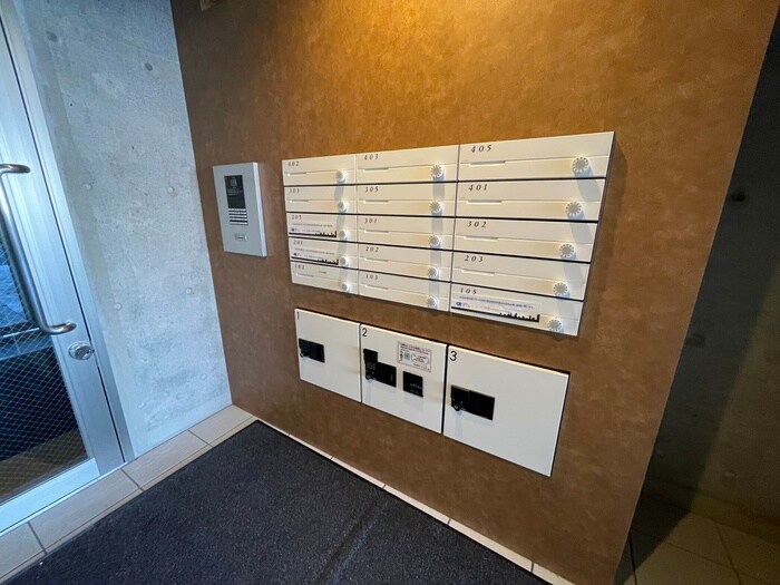 物件外観写真4　(エントランス部分)