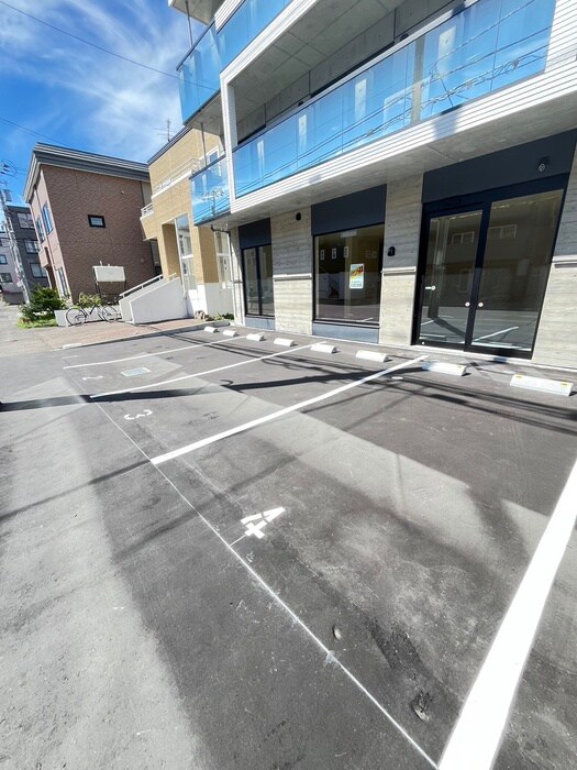 物件外観写真4　(駐車場)