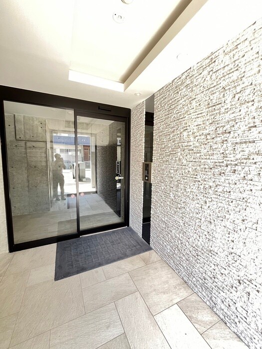 物件外観写真3　(エントランス部分)