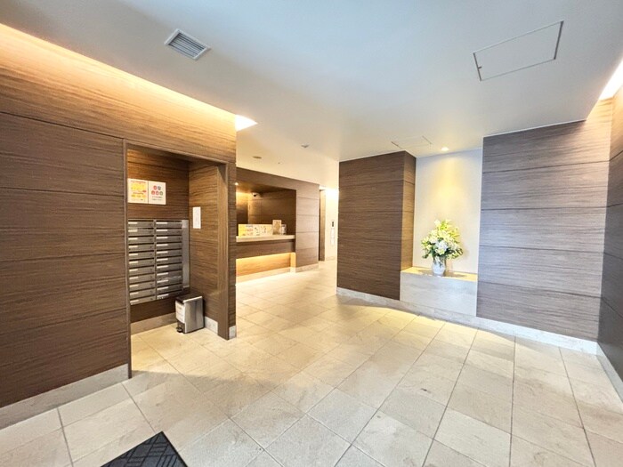 物件外観写真4　(エントランス部分)