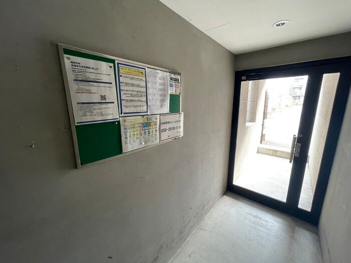 物件外観写真5　(エントランス部分)