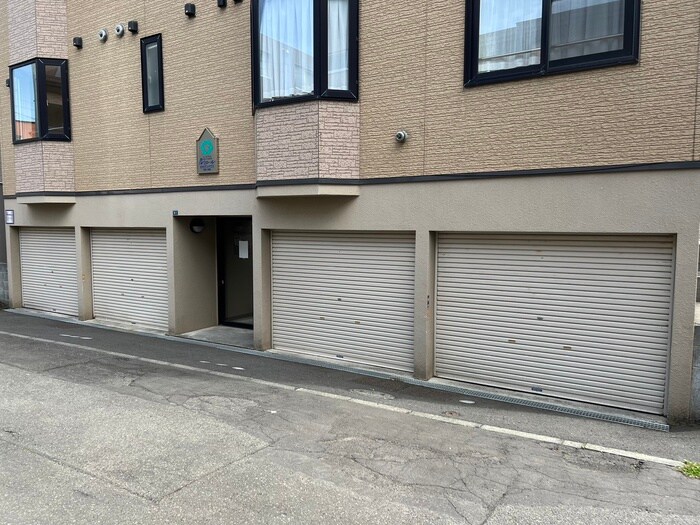 物件外観写真2　(駐車場)