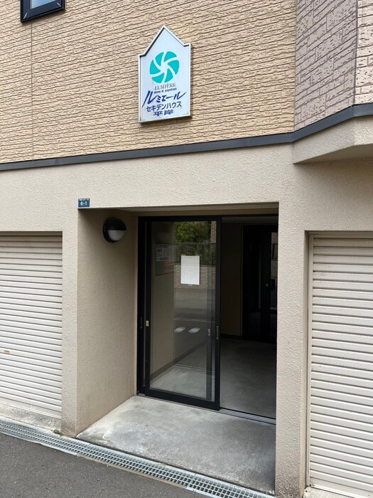 物件外観写真3　(エントランス部分)