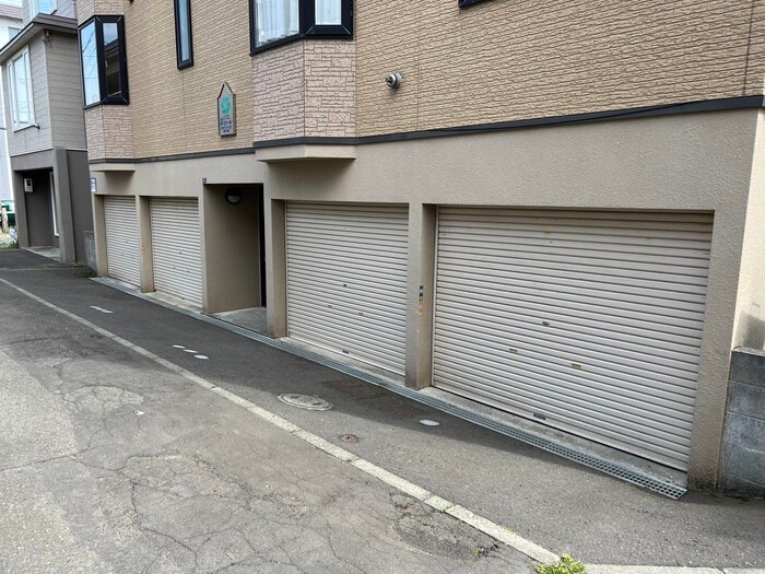 物件外観写真5　(駐車場)