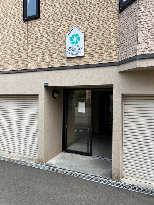 物件外観写真6　(エントランス部分)