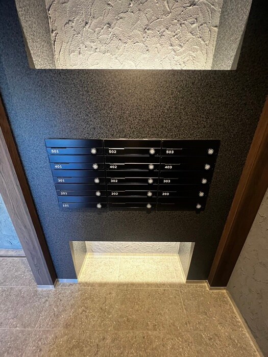 物件外観写真5　(エントランス部分)