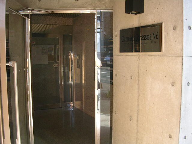 物件外観写真2　(エントランス部分)