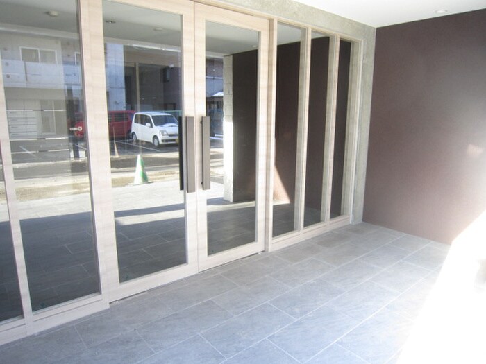 物件外観写真2　(エントランス部分)