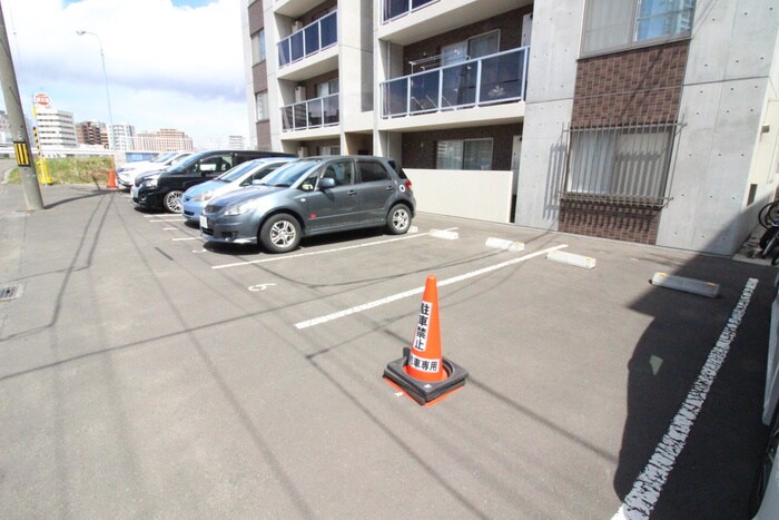 物件外観写真4　(駐車場)