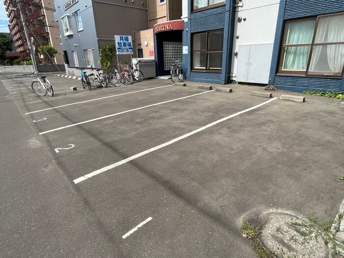 物件外観写真3　(駐車場)