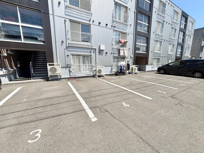 物件外観写真4　(駐車場)