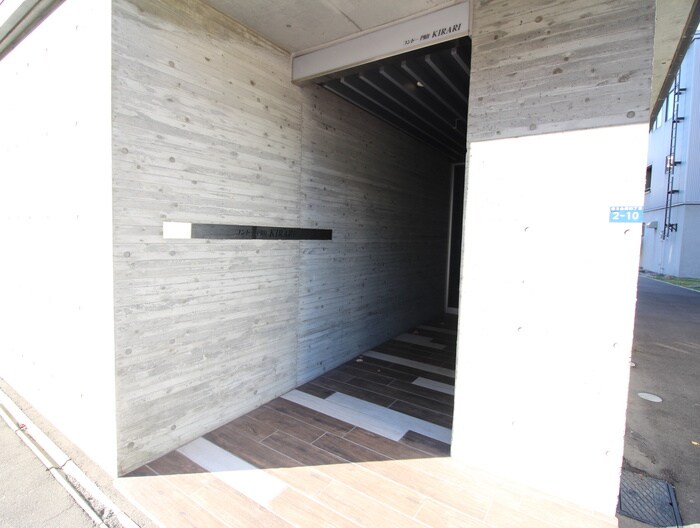 物件外観写真3　(エントランス部分)