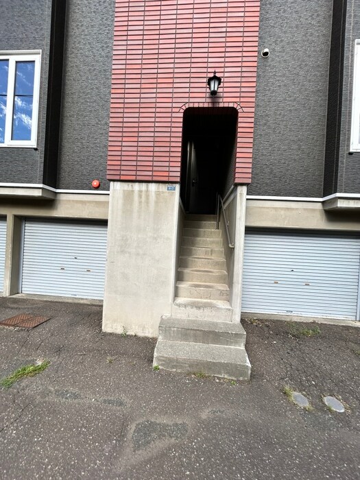 物件外観写真6　(エントランス部分)