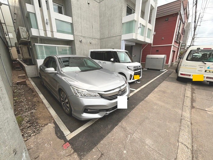 物件外観写真4　(駐車場)