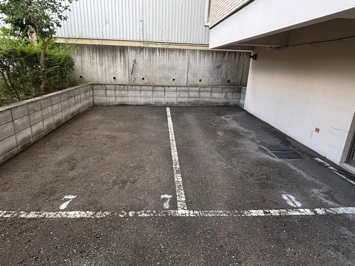 物件外観写真6　(駐車場)