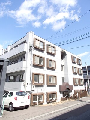 クィーンパレス宮の森外観写真