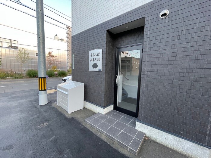 物件外観写真4　(エントランス部分)