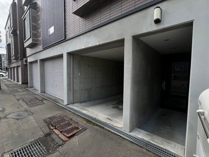 物件外観写真5　(エントランス部分)