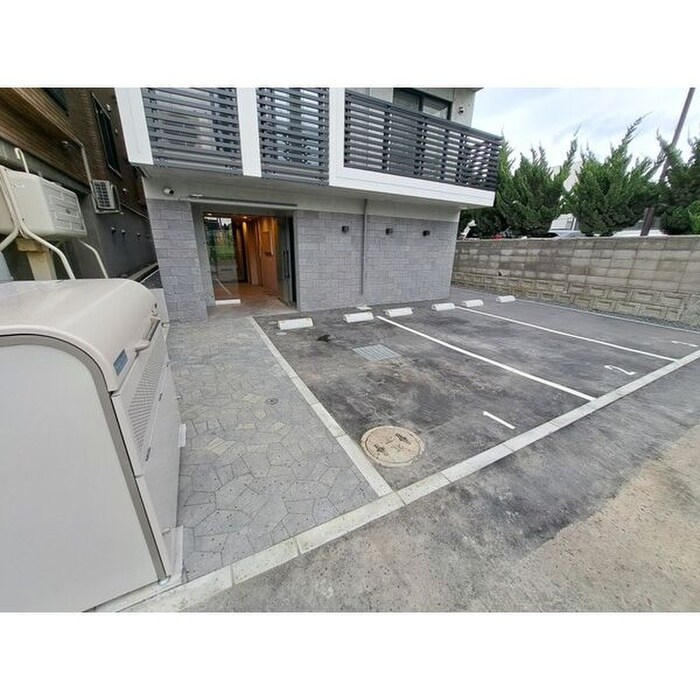 物件外観写真5　(駐車場)