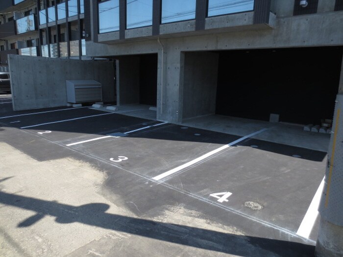 物件外観写真6　(駐車場)