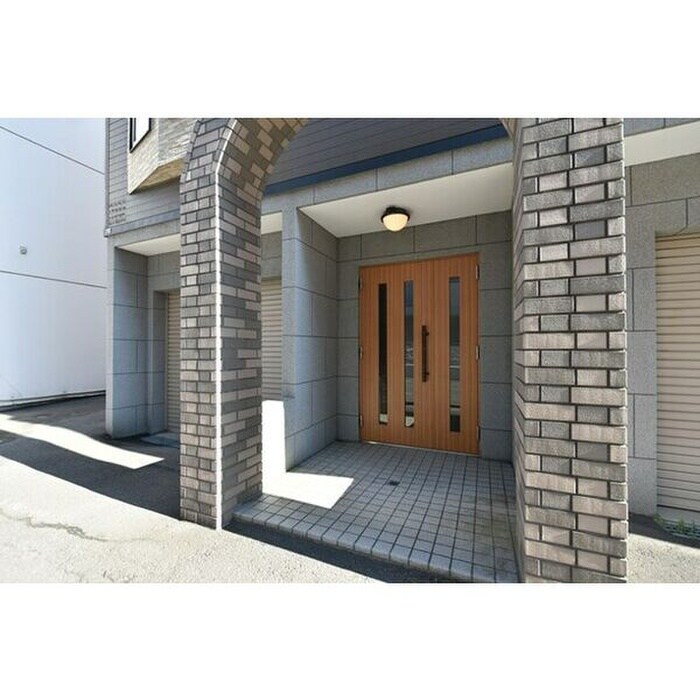 物件外観写真4　(エントランス部分)