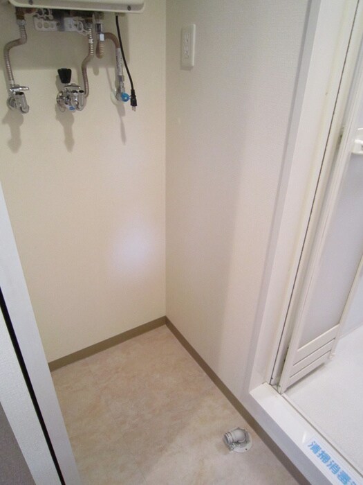 物件内観写真12　(洗濯機置場)