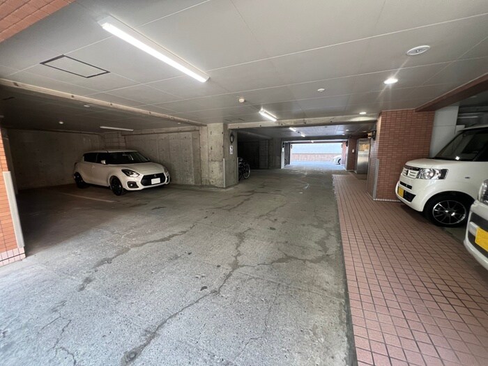 物件外観写真4　(駐車場)