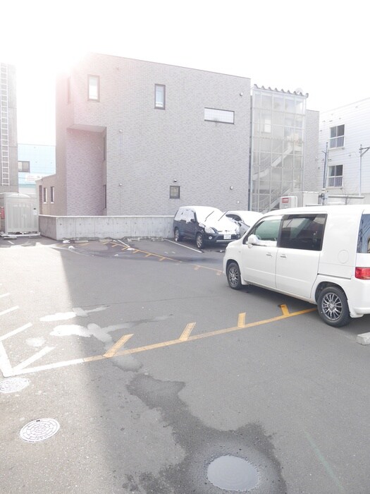 物件外観写真4　(駐車場)