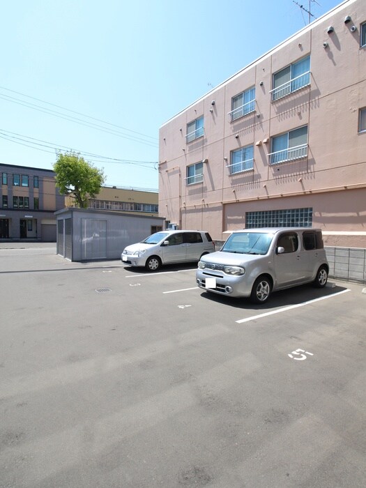 物件外観写真3　(駐車場)