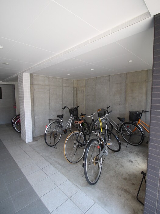 物件外観写真4　(駐輪場)
