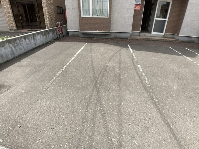 物件外観写真5　(駐車場)