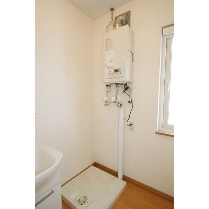 物件内観写真12　(洗濯機置場)