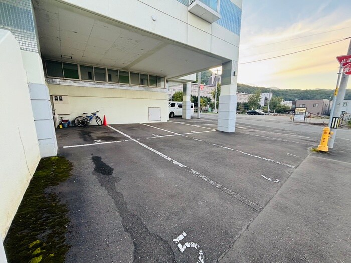 物件外観写真5　(駐車場)