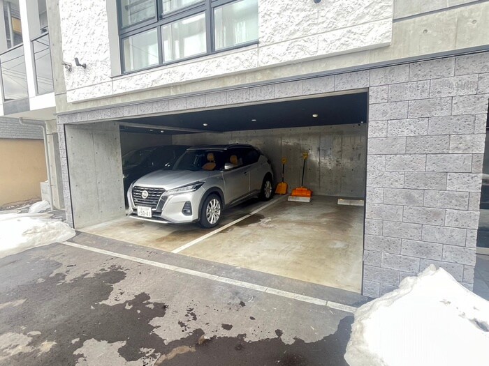 物件外観写真3　(駐車場)