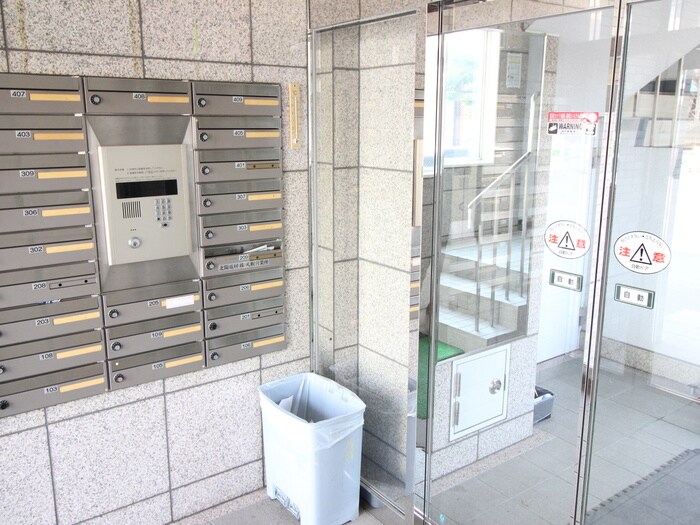 物件外観写真3　(エントランス部分)