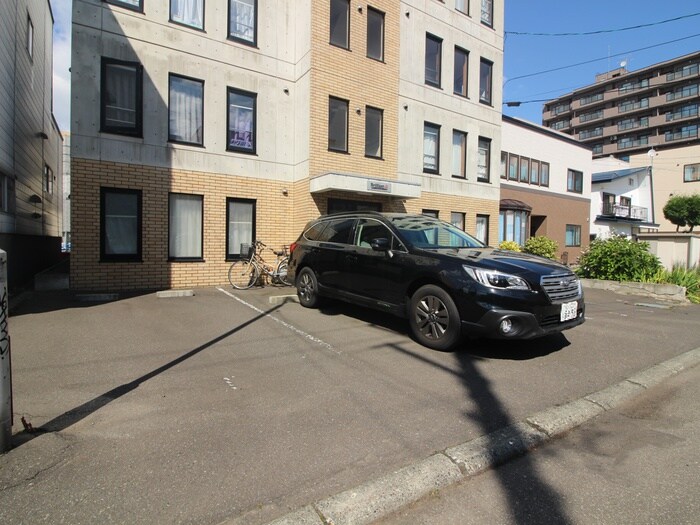 物件外観写真3　(駐車場)