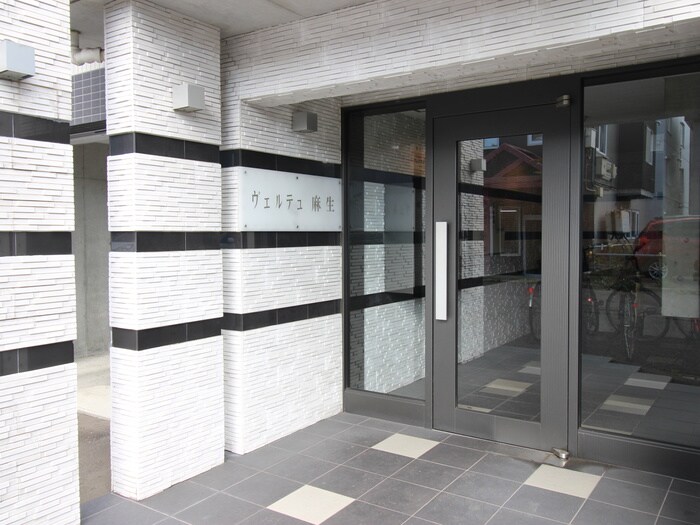 物件外観写真5　(エントランス部分)