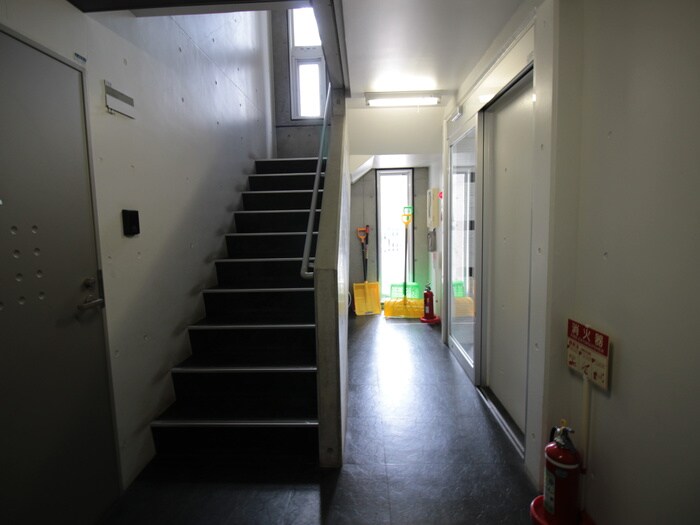 物件外観写真6　(エントランス部分)