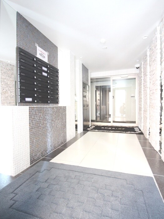 物件外観写真4　(エントランス部分)