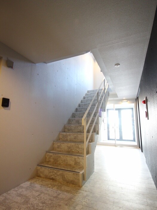 物件外観写真5　(エントランス部分)