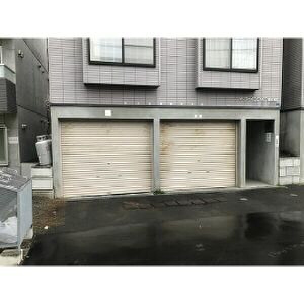 物件外観写真2　(駐車場)