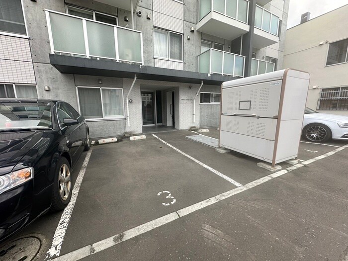 物件外観写真4　(駐車場)