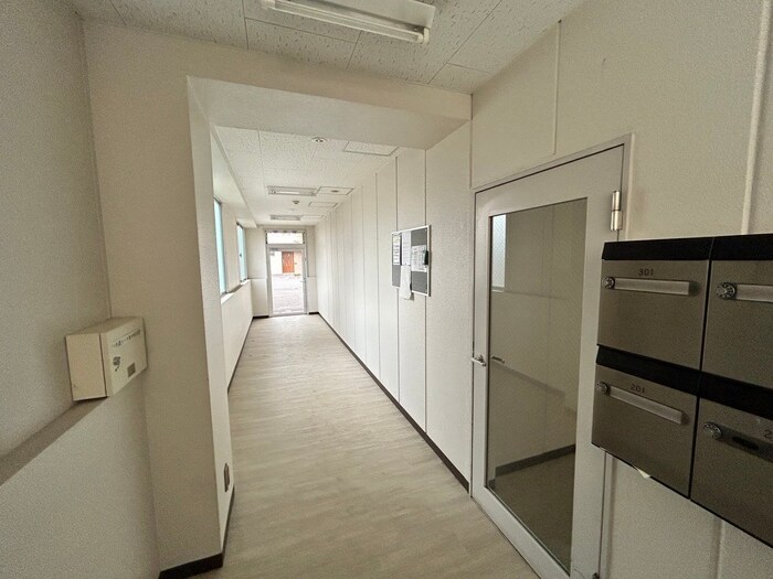 物件外観写真4　(エントランス部分)