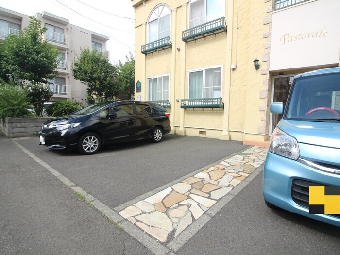 物件外観写真3　(駐車場)