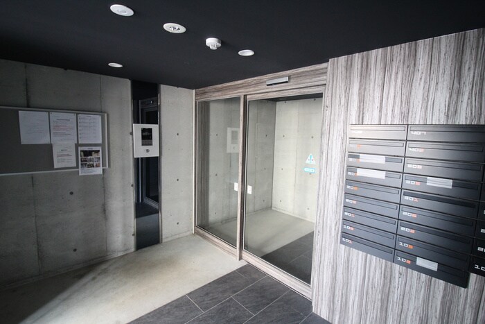 物件外観写真3　(エントランス部分)