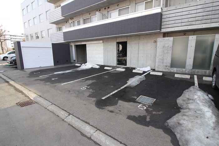 物件外観写真6　(駐車場)